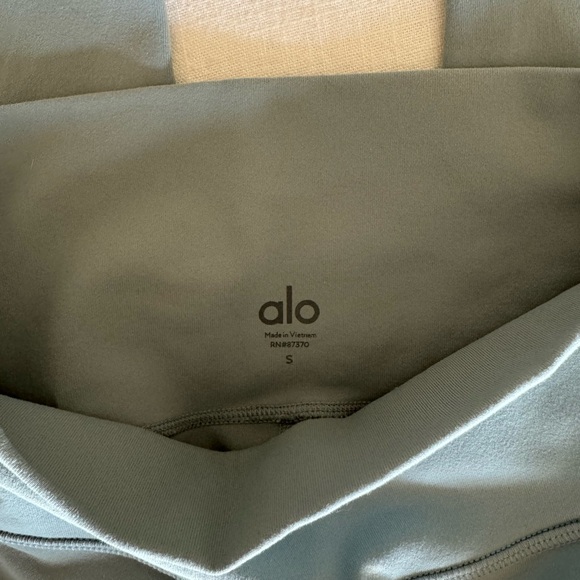 Alo Leggings - Picture 2 of 3